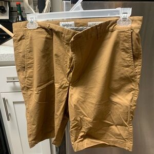 Good fellow khaki shorts men’s size 36. Lightly used.